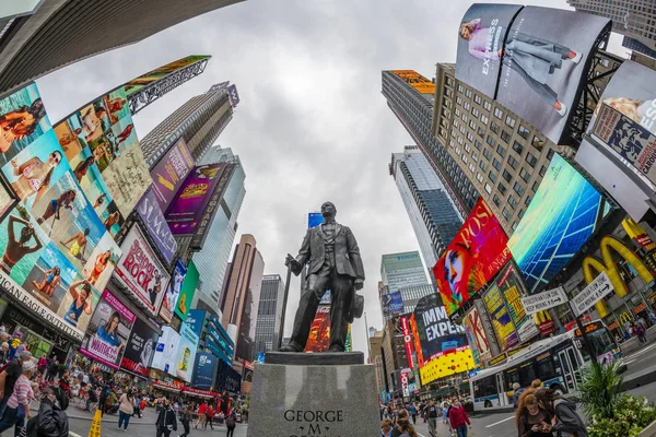 Weergave van George M. Cohan standbeeld op Times Square in New York City — Stockfoto