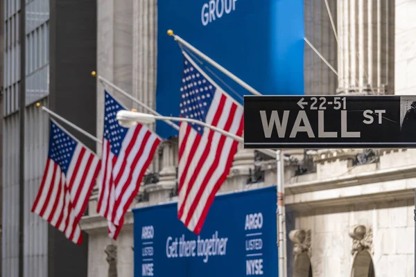 Wall Street sign nära New York Stock Exchange — Stockfoto