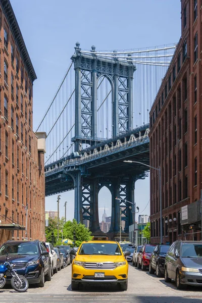 Taxi amarillo en Dumbo de la ciudad de Nueva York — Foto de Stock