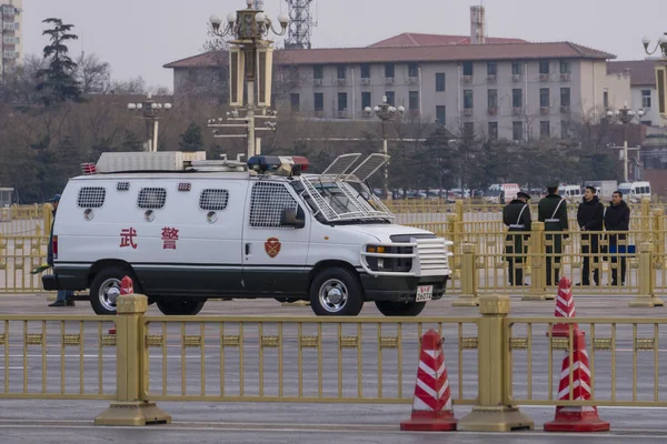 Vehicle and guards of the Chinese Peoples Armed Police Force — Stock Photo, Image