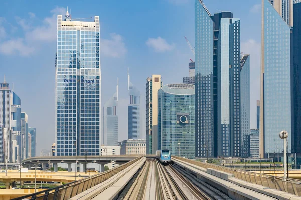 Pohled z vlaku metra v centru Dubaje — Stock fotografie