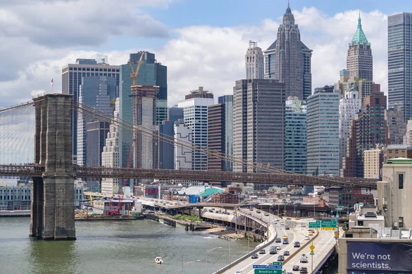 El horizonte de Manhattan y el puente de Brooklyn durante el día — Foto de Stock
