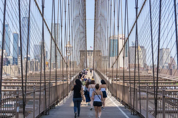 Personnes visitant Brooklyn Bridge à New York — Photo