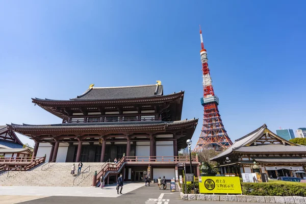 Japonya'da Tokyo Kulesi ve Zojoji Tapınağı görünümü — Stok fotoğraf