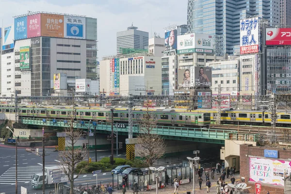 穿过东京新宿的火车 — 图库照片