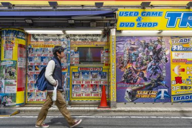 Akihabara, Tokyo'da bir Japon oyun ve Dvd dükkanı geçmiş yürüyüş Adam