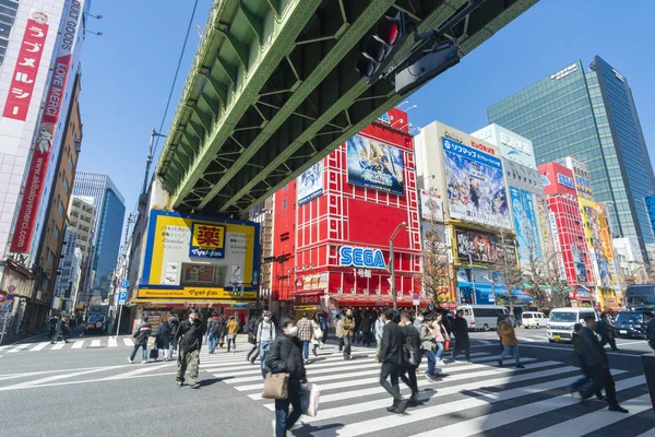 Άνθρωποι σε μια διασταύρωση στην Akihabara, Τόκιο — Φωτογραφία Αρχείου