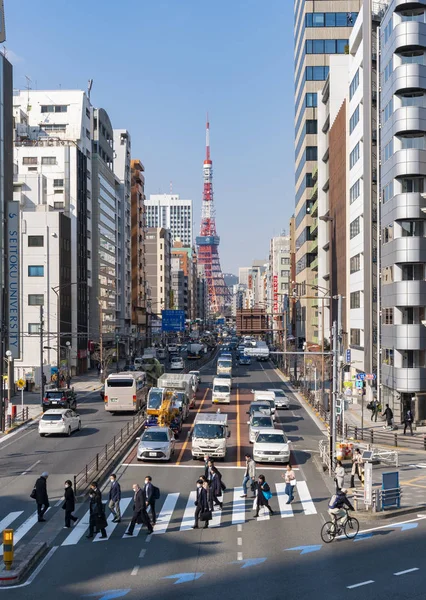 Blick auf Tokyoturm und belebte Straße in Japan — Stockfoto