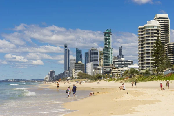 Strand an der Goldküste und Wolkenkratzer — Stockfoto