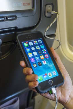 Uçakta cep telefonu şarj