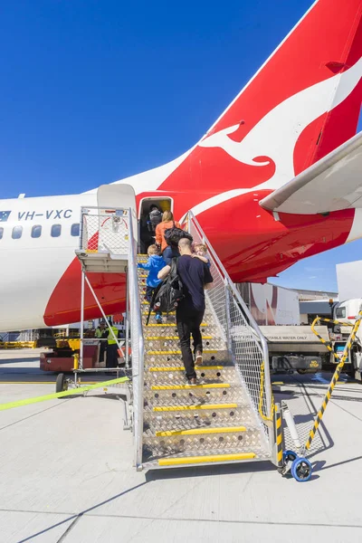 Passagers à bord de l'avion Qantas à l'aéroport de Melbourne — Photo