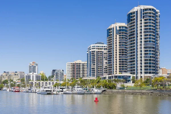 Byty na nábřeží a přístav v Brisbane — Stock fotografie