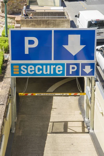 Ingången till säker parkering i Brisbane — Stockfoto
