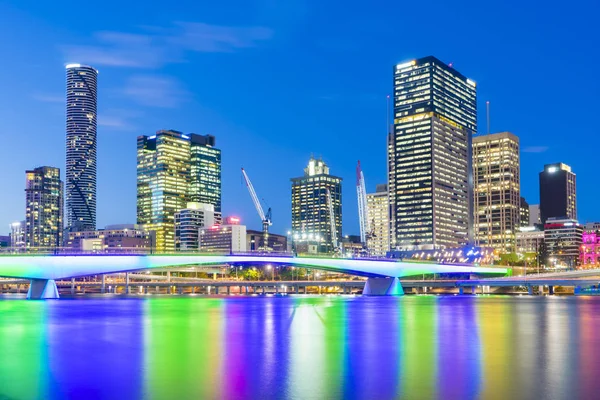 Illuminated bridge and skyscrapers in Brisbane — Stock Photo, Image