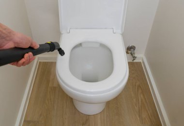 Buhar temizleyicisiyle klozetin sterilize edilmesi
