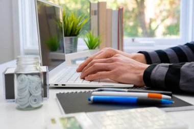 Öğrenci çalışmak için dizüstü bilgisayar kullanıyor