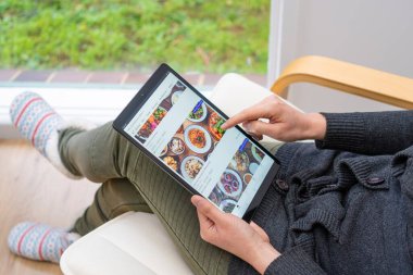 Uber Eats uygulaması kullanarak paket servis sipariş ediliyor