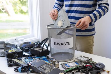 Geri dönüşüm için elektronik atık toplanıyor