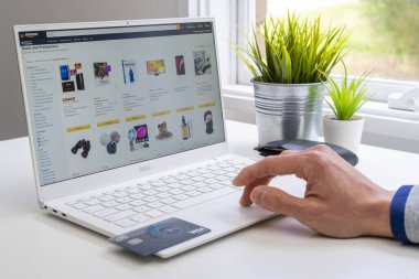 Amazon çevrimiçi mağazasında eşyalar taranıyor