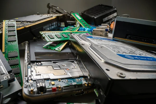 Vue rapprochée des déchets électroniques informatiques — Photo