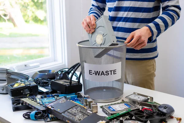 Recogida de residuos electrónicos para su reciclado —  Fotos de Stock