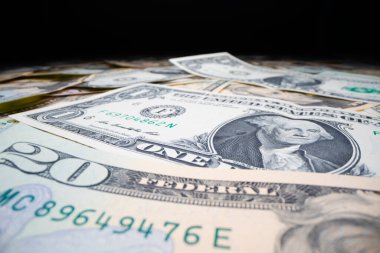 ABD dolarının çeşitli banknotlarının yakın plan görüntüsü