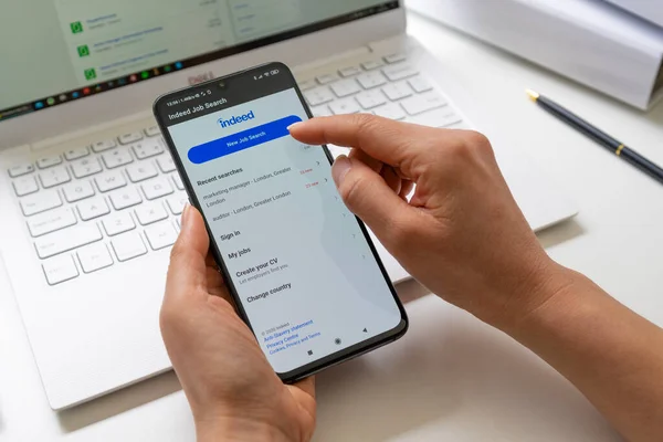 Αναζήτηση για δουλειά στο Ηνωμένο Βασίλειο χρησιμοποιώντας την εφαρμογή smartphone — Φωτογραφία Αρχείου