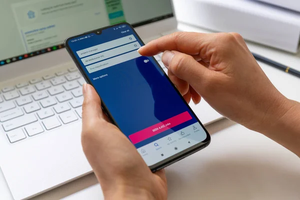 Cari pekerjaan di Australia menggunakan aplikasi smartphone — Stok Foto