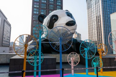 Chengdu 'da bir alışveriş merkezinin çatısındaki dev panda.