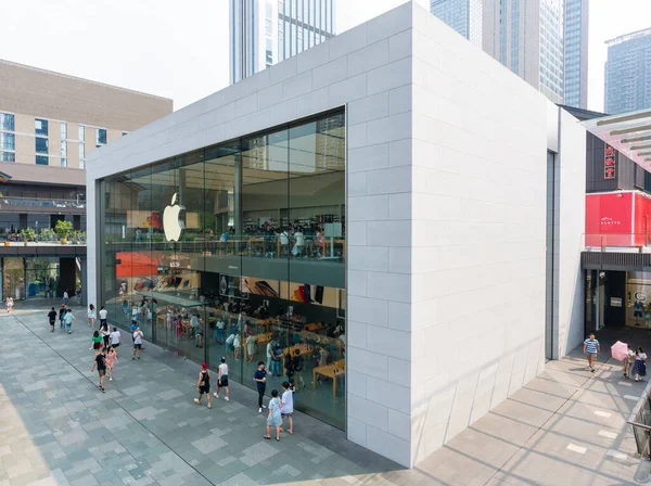 Kunden im Apple Store in Chengdu — Stockfoto