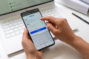 Akıllı telefon uygulaması kullanarak İngiltere 'de iş ara