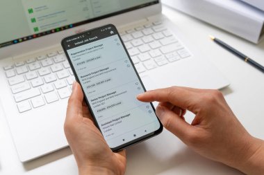 Akıllı telefon uygulaması kullanarak İngiltere 'de iş aranıyor