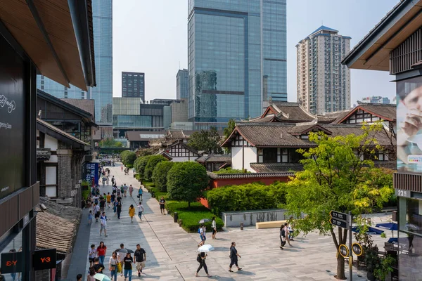 Mensen van het Taikoo Li winkelcentrum in Chengdu — Stockfoto