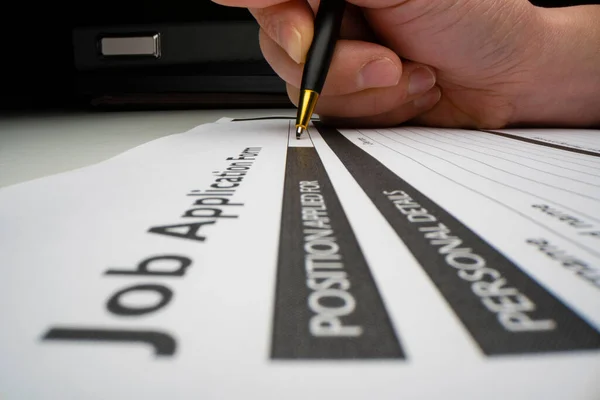 Formulário de candidatura de emprego do requerente ompletando — Fotografia de Stock