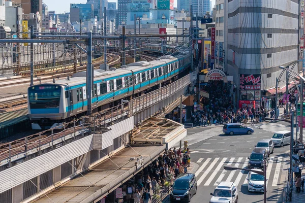 Train arriving at a station in Tokyo, Japan — Stock Photo, Image