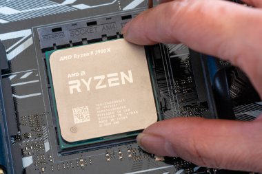 Üçüncü nesil Ryzen işlemcisinin ana bordaya kurulumuna yakın çekim