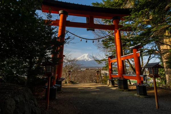 Pohled na Mt Fuji přes torii — Stock fotografie