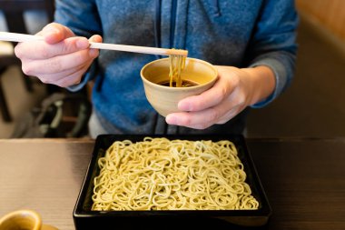 Japon soba soslu erişteden hoşlanan bir kadın.