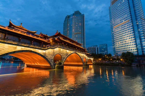 Ponte di Anshun ed edifici moderni a Chengdu — Foto Stock