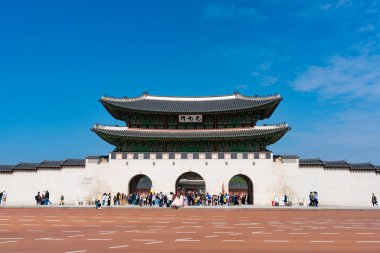 Seul 'deki Gyeongbokgung Sarayı' ndaki Gwanghwamun Kapısı 'nı ziyaret eden turistler.