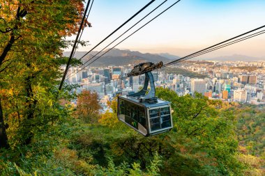 Namsan teleferiği Seul Kulesi istasyonuna yaklaşıyor.