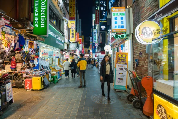 Promenade le long du quartier commerçant de Myeongdong à Séoul — Photo