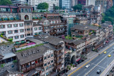 Chongqing, Çin - 2 Sep 2019: Chongqing 'deki Hongya Mağarası gündüz görünümü. Chongqing 'de popüler manzaralı bir yerdir. Dağ üzerine inşa edilmiş eşsiz, durgun bir bina vardır..