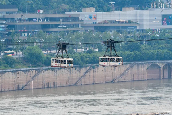 Cable cars crossing the Yangtze River in Chongqing — Stock Photo, Image