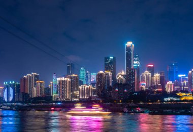 Çin 'in Chongqing şehrinin şehir merkezinin gece manzarası.