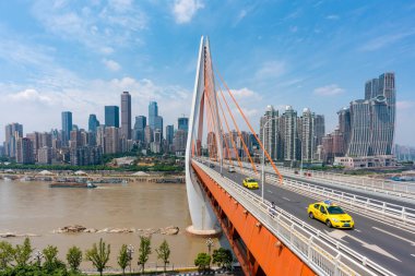 Chongqing, Çin - Sep 2, 2019: Çin 'deki Chongqing şehrinin şehir merkezindeki gökdelenler