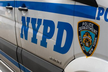New York, ABD - 11 Mayıs 2018: New York Polis Departmanı taşıt polis aracının New York 'taki tabelasına yakın çekim