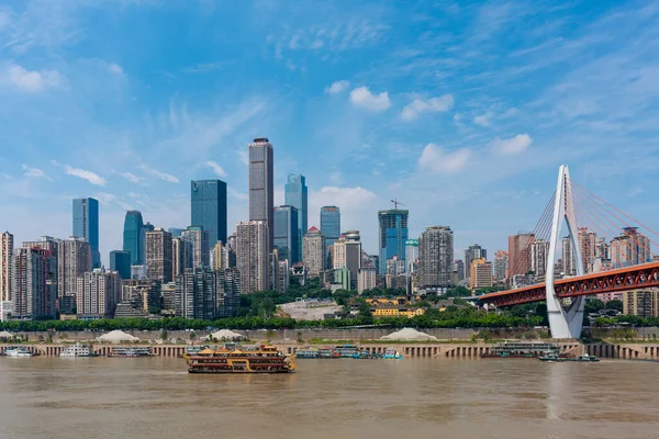 Chongqing, Çin - Sep 2, 2019: Çin 'deki Chongqing şehrinin şehir merkezindeki gökdelenler