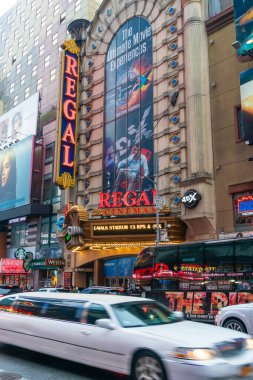 New York, ABD - 20 Mayıs 2018: Limuzin New York 'ta Regal Sineması' ndan geçiyor