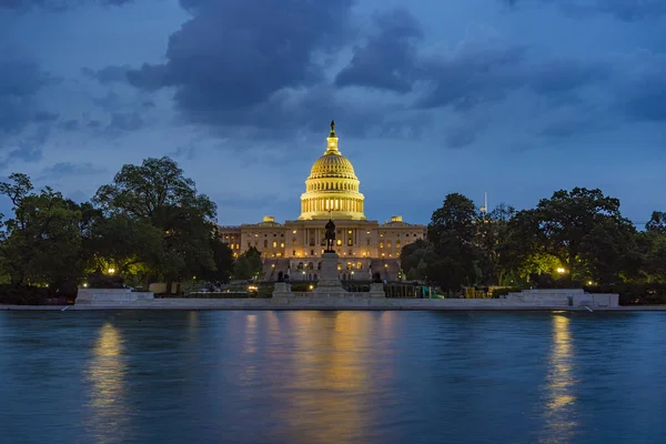 ワシントンDcの米国議会議事堂の夜景 — ストック写真